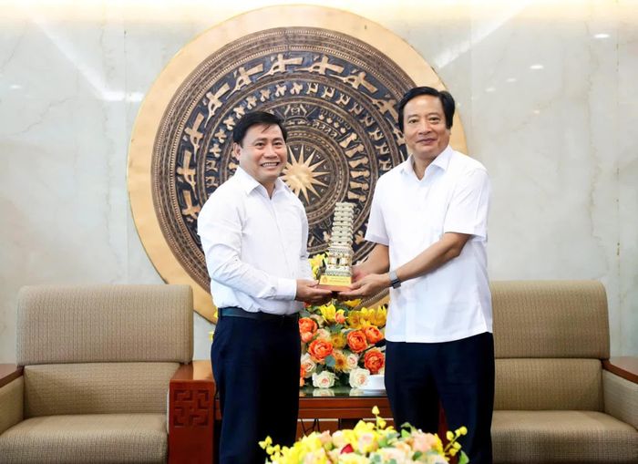 Đồng chí Nguyễn Mạnh Sơn - Phó Bí thư Tỉnh ủy Phú Thọ tặng mô hình Tháp gốm men chùa Trò cho đồng chí Lâm Đông - Phó Bí thư Tỉnh ủy, Chủ tịch HĐND tỉnh Khánh Hòa.