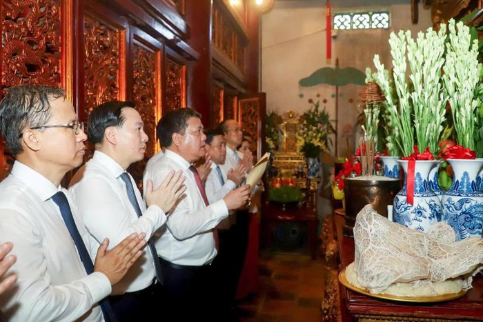 Đồng chí Trần Phong - Bí thư Tỉnh ủy Khánh Hòa cùng các đồng chí lãnh đạo tỉnh dâng hương tưởng niệm các Vua Hùng.