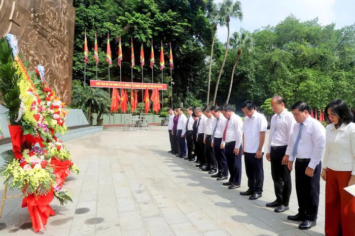 Đồng chí Trần Phong - Bí thư Tỉnh ủy Khánh Hòa cùng các đồng chí lãnh đạo tỉnh dâng hoa tại Bức phù điêu "Bác Hồ nói chuyện với cán bộ, chiến sĩ Đại đoàn quân Tiên Phong" tại Ngã năm Đền Giếng.
