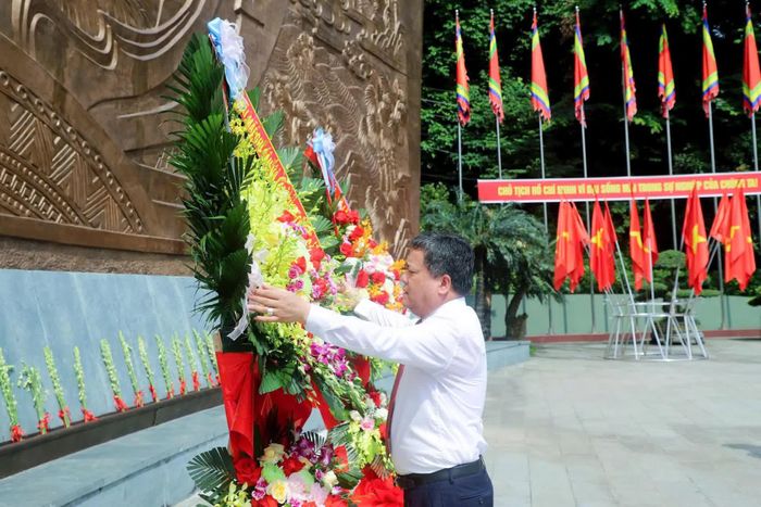 Đồng chí Trần Phong - Bí thư Tỉnh ủy Khánh Hòa dâng hoa tại Bức phù điêu "Bác Hồ nói chuyện với cán bộ, chiến sĩ Đại đoàn quân Tiên Phong" tại Ngã năm Đền Giếng.