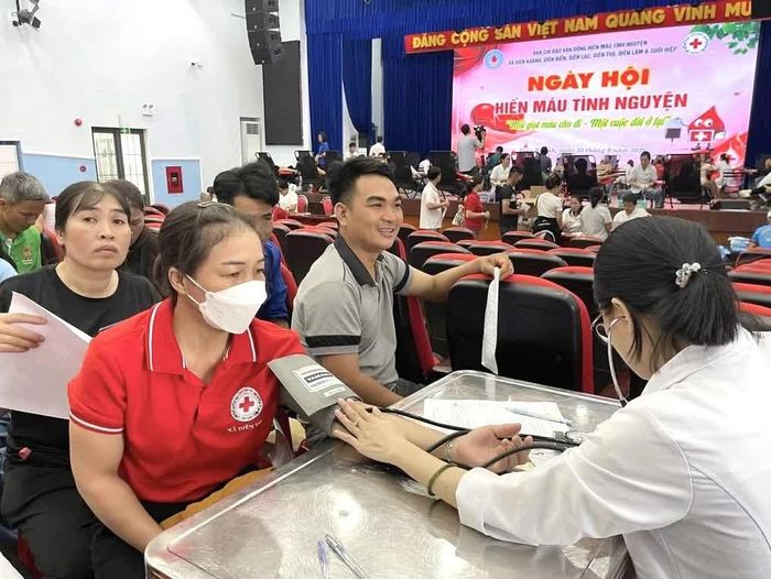 Người hiến máu được kiểm tra sức khỏe tại chương trình.