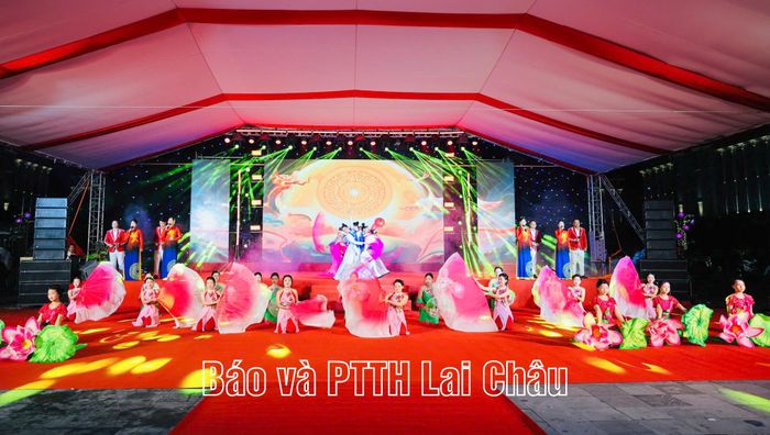 Màn khai từ "Tinh hoa Việt Nam".