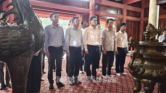 Đoàn công tác của Bộ Y tế, tỉnh Lai Châu dâng hương tại Phòng thờ Chủ tịch Hồ Chí Minh.