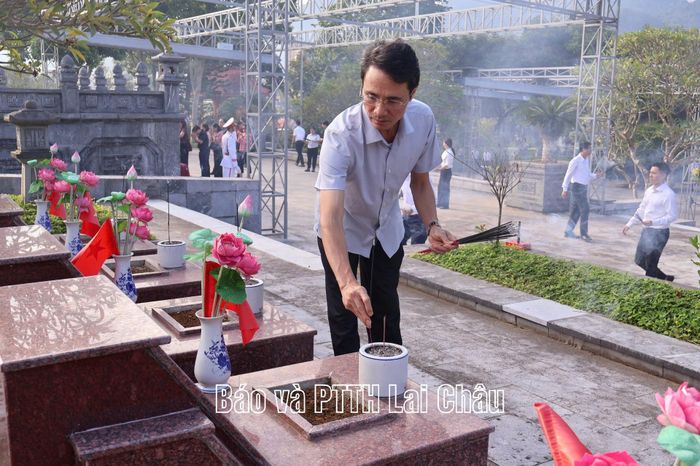 Đồng chí Hà Trọng Hải - Phó Chủ tịch UBND tỉnh thắp hương phần mộ liệt sĩ.