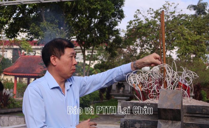 Đại biểu dâng hương tại Đài tưởng niệm các Anh hùng liệt sĩ.