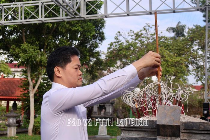 Đồng chí Vũ Mạnh Hà - Thứ trưởng Thường trực Bộ Y tế dâng hương tại Đài tưởng niệm các Anh hùng liệt sĩ.