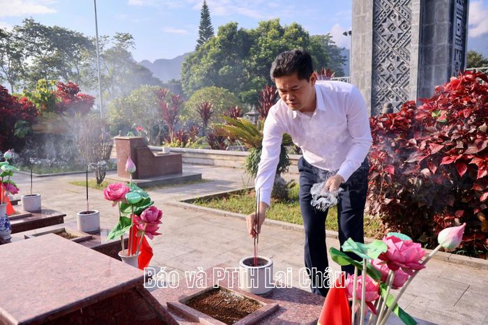 Đồng chí Vũ Mạnh Hà - Thứ trưởng Thường trực Bộ Y tế thắp hương phần mộ liệt sĩ.