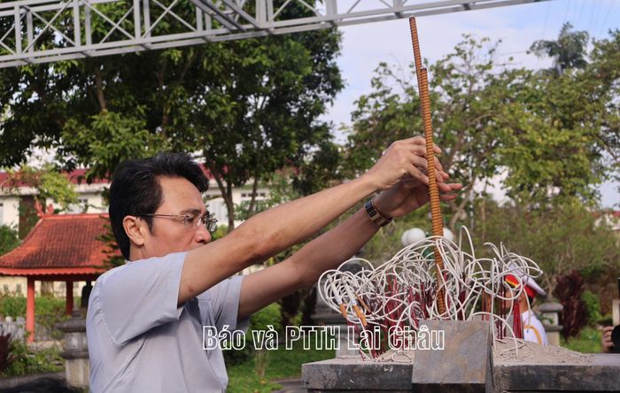 Đồng chí Hà Trọng Hải - Phó Chủ tịch UBND tỉnh dâng hương tại Đài tưởng niệm các Anh hùng liệt sĩ.