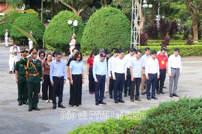Đoàn công tác dành một phút mặc niệm tưởng nhớ công ơn của các Anh hùng liệt sĩ.