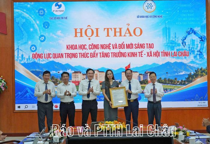 Lãnh đạo thường trực Tỉnh ủy; HĐND tỉnh, Bộ Khoa học và Công nghệ; Sở Khoa học và Công nghệ trao quyết định nghiệm thu kết thúc thử nghiệm trước thời hạn sản phẩm, dịch vụ ứng dụng công nghệ số cho Công ty cổ phần đầu tư Kỷ nguyên mới Việt Nam.