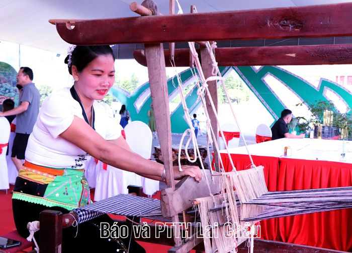 Độc đáo nghề dệt tại không gian trưng bày giá trị văn hóa các dân tộc.