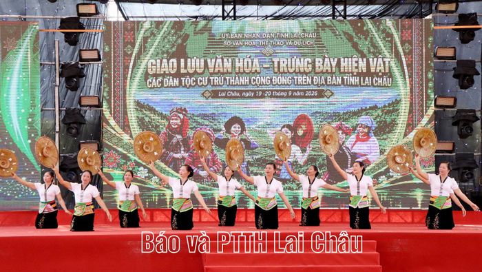 Các tiết mục văn nghệ tại không gian văn hóa, trưng bày hiện vật các dân tộc cư trú thành cộng đồng trên địa bàn tỉnh Lai Châu.