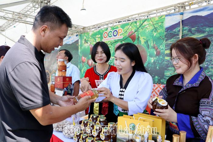 Người dân tìm hiểu các sản phẩm đặc sản của địa phương.