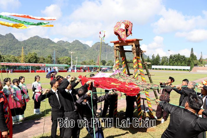 Tại không gian giao lưu văn hóa, trưng bày hiện vật các dân tộc cư trú thành cộng đồng trên địa bàn tỉnh Lai Châu tái hiện nghi thức rơi đài trong Lễ Tủ cải của đồng bào dân tộc Dao.