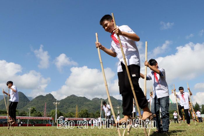 Học sinh các trường học trên địa bàn tỉnh trải nghiệm trò chơi tại sân Quảng trường Nhân dân tỉnh.
