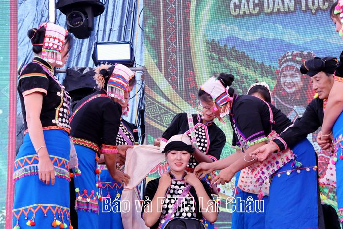 Nghi thức về nhà chồng trong đám cưới của người Si La (xã Bum Tở) tại không gian văn hóa, trưng bày hiện vật các dân tộc cư trú thành cộng đồng trên địa bàn tỉnh Lai Châu.