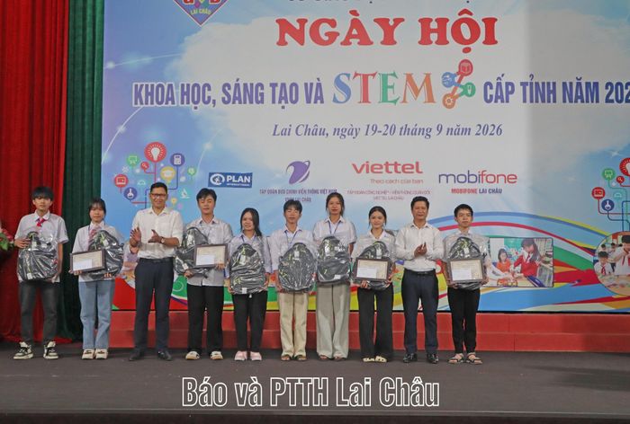 Lãnh đạo Ban Tuyên giáo Tỉnh ủy, Văn phòng Plan chi nhánh Lai Châu trao giải nhì phần thi trưng bày sản phẩm STEM cho các đội.