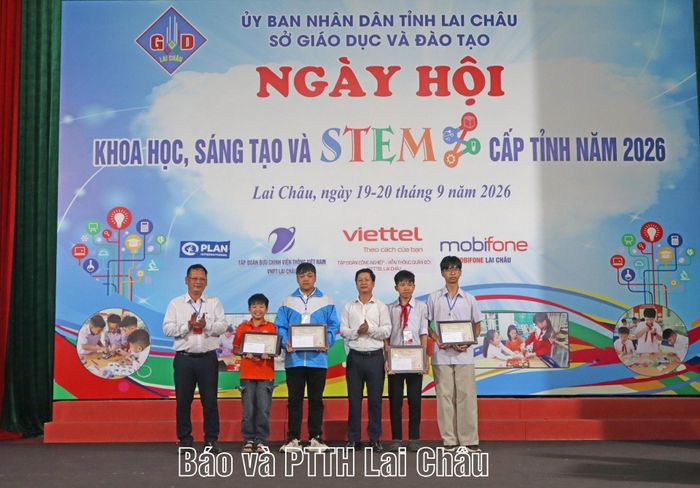 Lãnh đạo Ban Tuyên giáo Tỉnh ủy; Sở Giáo dục và Đào tạo trao giải tư phần thi Robot cho các đội.