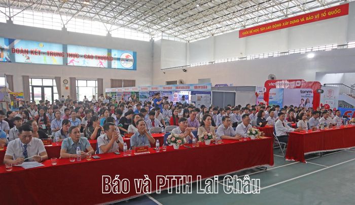 Đại biểu dự lễ bế mạc.