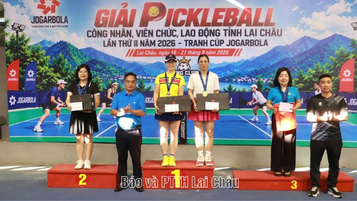 Lãnh đạo Liên đoàn Lao động tỉnh, nhà tài trợ trao giải nhất, nhì, ba đôi nữ.