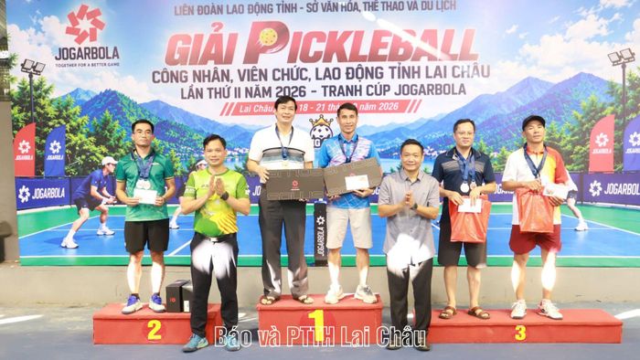 Lãnh đạo Sở Văn hoá, Thể thao và Du lịch, Liên đoàn Lao động tỉnh trao giải nhất, nhì, ba đôi nam lãnh đạo.
