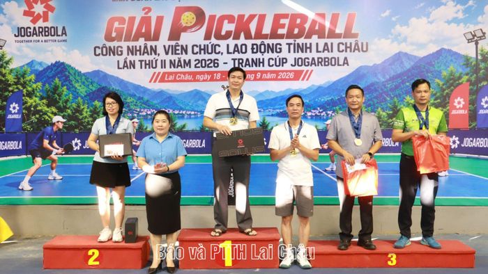 Lãnh đạo Liên đoàn Lao động tỉnh, Văn Phòng Tỉnh uỷ trao giải nhất, nhì, ba cho nội dung lãnh đạo.