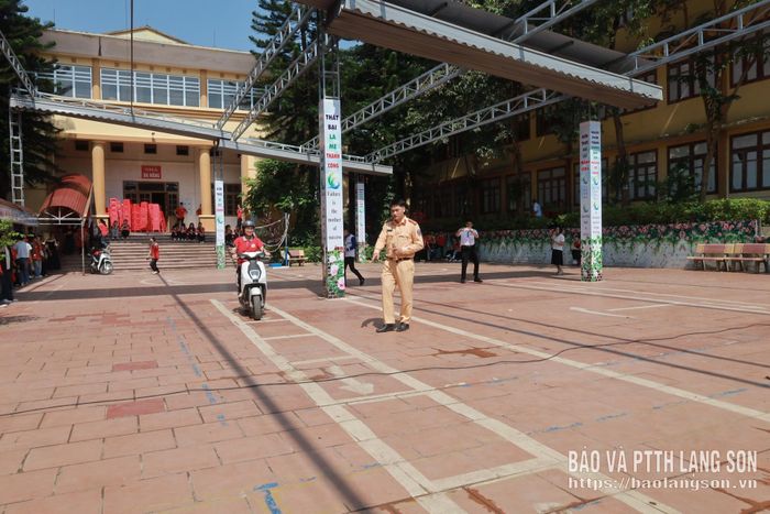 Học sinh được hướng dẫn thực hành trên sa hình