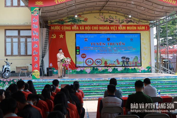 Cán bộ Phòng CSGT (Công an tỉnh) tuyên truyền kiến thức pháp luật về trật tự, an toàn giao thông cho học sinh