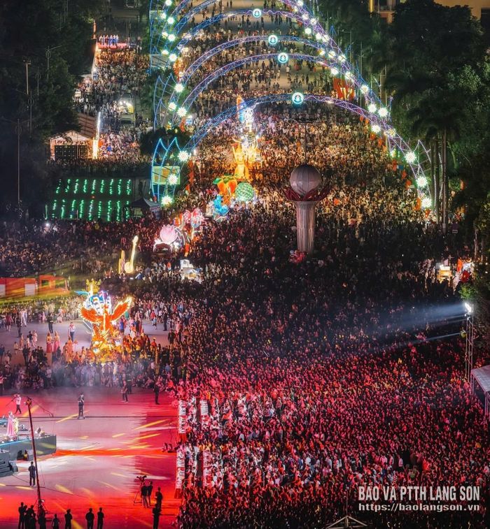 Lễ hội Ánh sáng biên cương tỉnh Lạng Sơn lần thứ nhất năm 2026 thu hút đông đảo đại biểu, người dân và du khách 