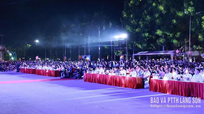 Các đại biểu và Nhân dân tham dự chương trình