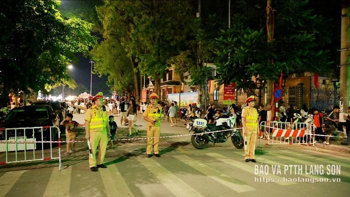Lực lượng cảnh sát giao thông Công an tỉnh lập chốt, đảm bảo trật tự, an toàn giao thông tại các tuyến đường rẽ vào khu vực đường Hùng Vương, phường Lương Văn Tri