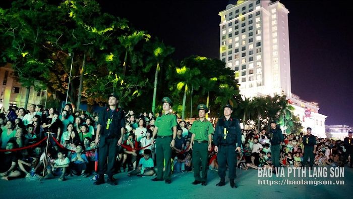 Cán bộ, chiến sĩ Công an tỉnh triển khai lực lượng bảo đảm an ninh, trật tự tại khu vực tổ chức lễ hội