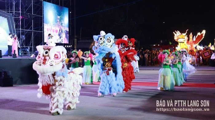 Màn diễu hành múa lân và mô hình đèn lồng tại Lễ hội