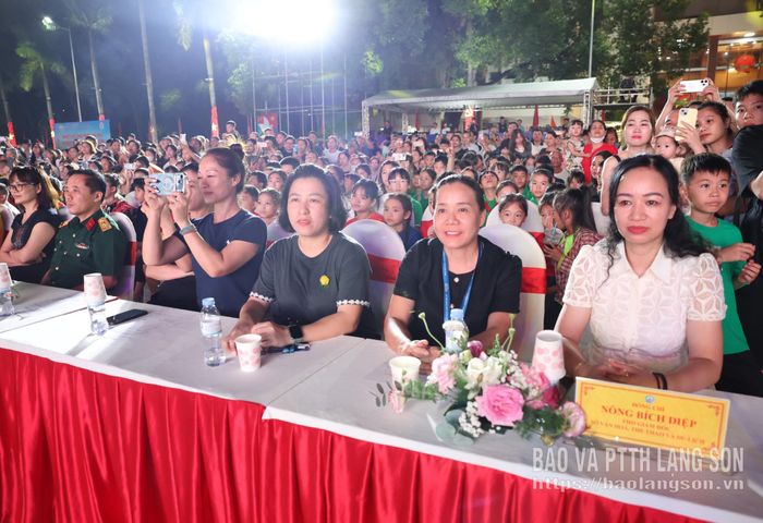 Các đại biểu và Nhân dân, du khách tham dự chương trình