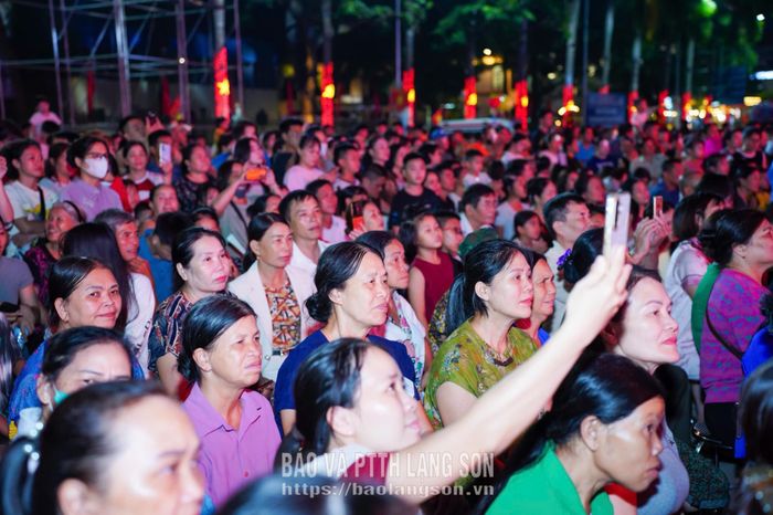 Đông đảo Nhân dân, du khách theo dõi, cổ vũ chương trình