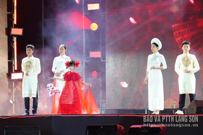 Phần trình diễn áo dài trong chương trình 