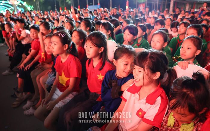 Các em thiếu nhi theo dõi các tiết mục nghệ thuật trong chương trình