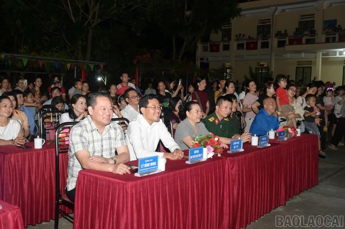 Đại biểu dự chương trình.