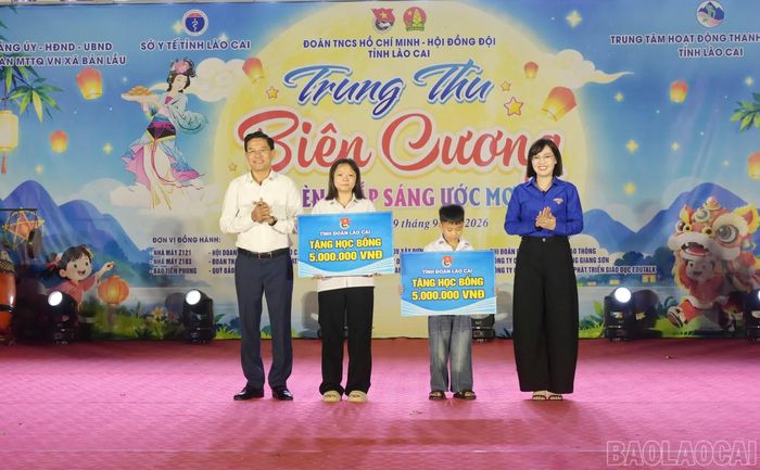 Tặng học bổng cho học sinh có hoàn cảnh khó khăn.