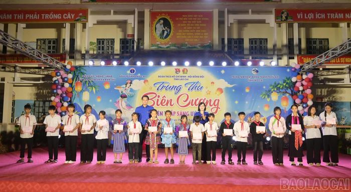 Nhiều phần quà dành tặng các em thiếu nhi.