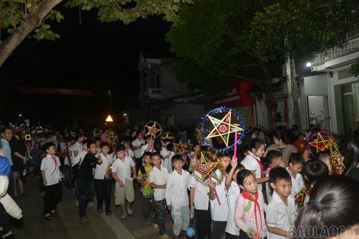 Các em thiếu nhi tham gia rước đèn trung thu.
