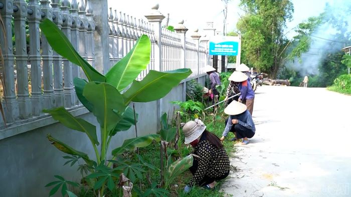 Hội viên phụ nữ thôn Át Thượng chung tay xây dựng nhiều tuyến đường hoa.
