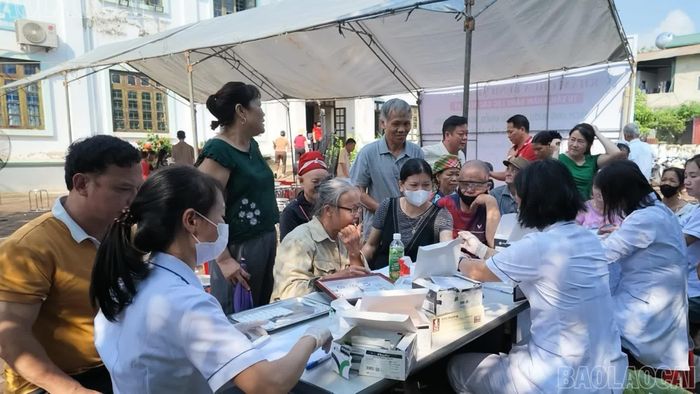 Trên 500 lượt người dân được test viêm gan B miễn phí.