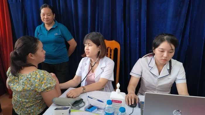 Bác sĩ khám, tư vấn điều trị cho các trường hợp mắc bệnh lý.
