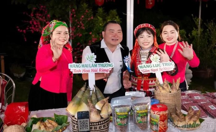 Nguyễn Thị Dím (ngoài cùng bên trái) trong phiên livestream giới thiệu sản phẩm măng mai Lâm Thượng.