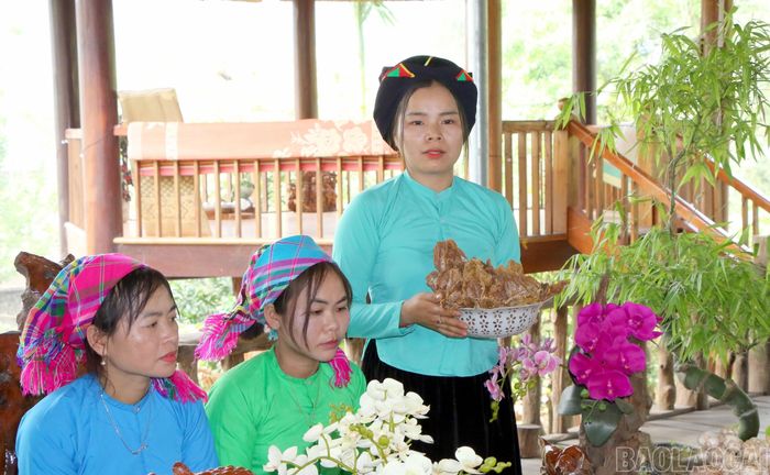 Chị Nguyễn Thị Dím giới thiệu sản phẩm măng mai của địa phương.