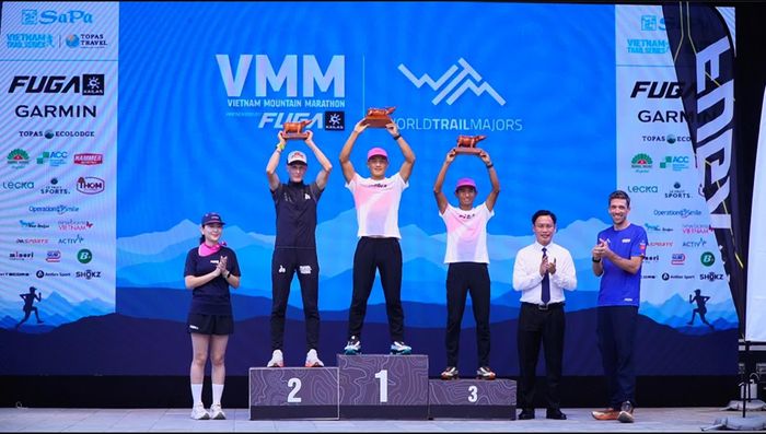 Các vận động viên nam nhận giải nhất, nhì, ba ở cự ly 100 km.
