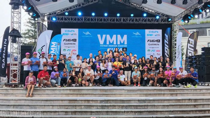 Ban Tổ chức và các vận động viên chụp ảnh kỉ niệm.