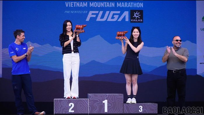 Ban Tổ chức trao giải cho các vận động viên nữ đạt thành tích xuất sắc ở cự ly 21 km.