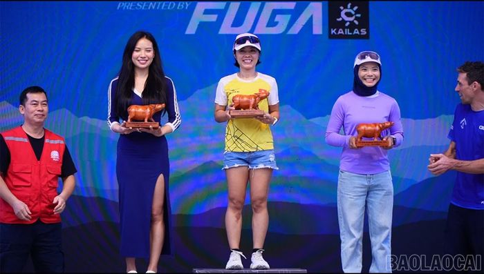 Phương Thị Hồng Nhung cùng các vận động viên trong tốp ba nội dung 70 km nữ.